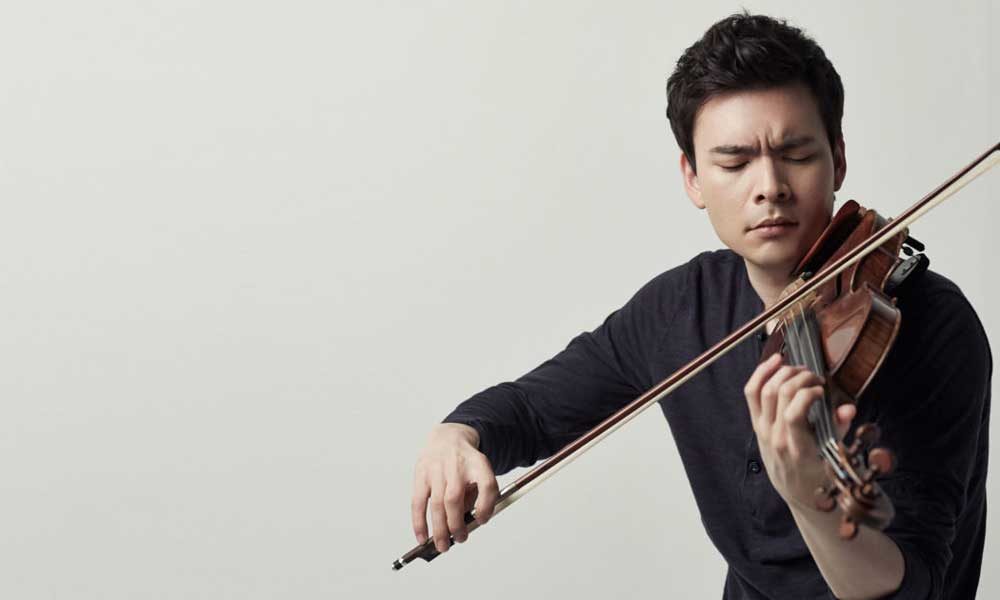Stefan Jackiw playing violin.